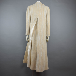 Longue fente dos sur ce manteau Chanel